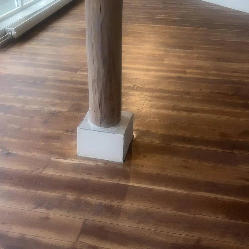 Donker geoliede houten vloer met staander in woonkamer