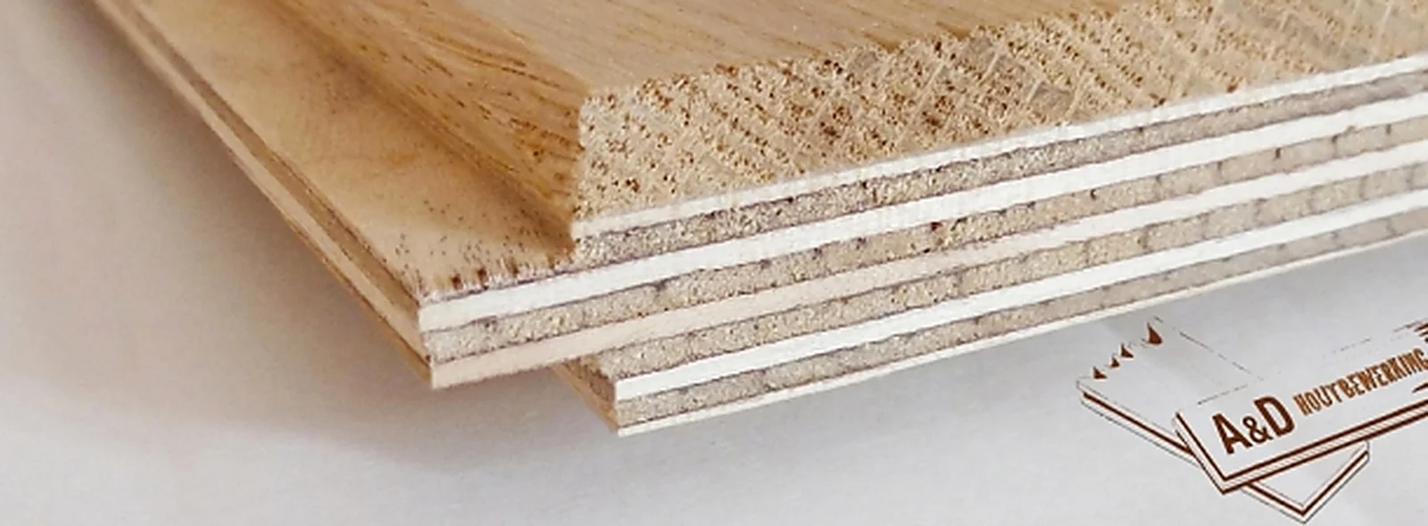 Brede multiplank houten vloer met landelijk karakter